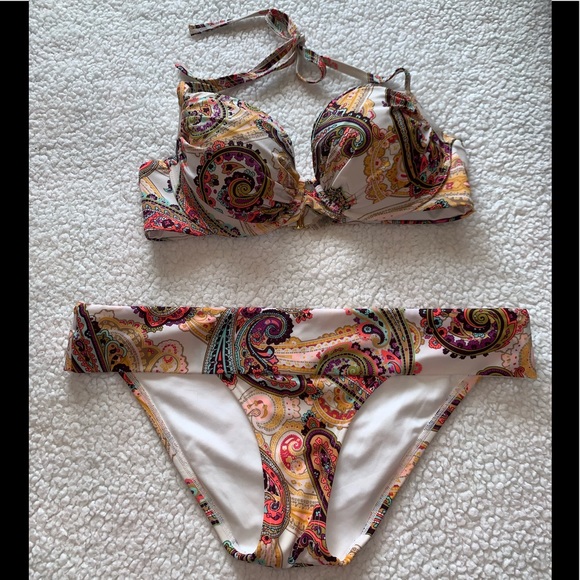 2 Victoria’s Secret bikinis - Picture 2 of 5